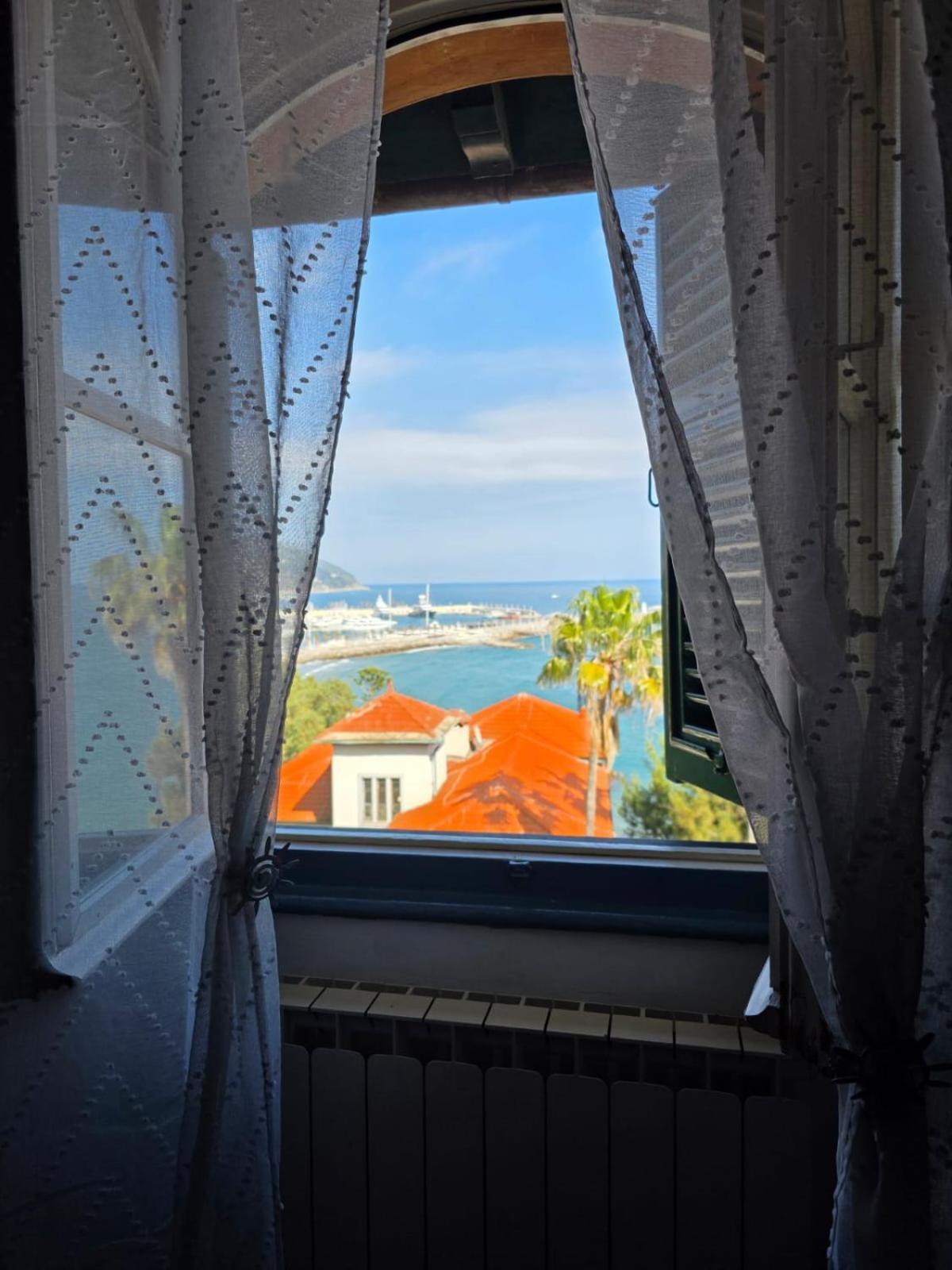 The Shell - New Interior Look But Same Old Charme 200Mt From The Sea With Garden And Parking Nearby Apartment Imperia Bagian luar foto